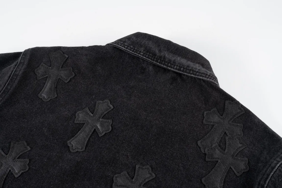 P260 ChromeHearts classic embroidered leather label distressed washed two-color denim jacket 🐂 Hot new release 🐂 High-quality denim fabric The upper body is comfortable and stylish High-quality turning and fine washing The details are clearly identifiable The classic design is iconic 🔥A must-have for daily street use It is very suitable for the current season 👍🏻 The loose fit upper body covers the flesh, simple, comfortable and fun with the trend! 💯 Style number: 1585# Color: black with black label Size: M L